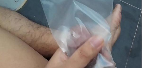  Gay bắn tinh dịch vào túi nhựa